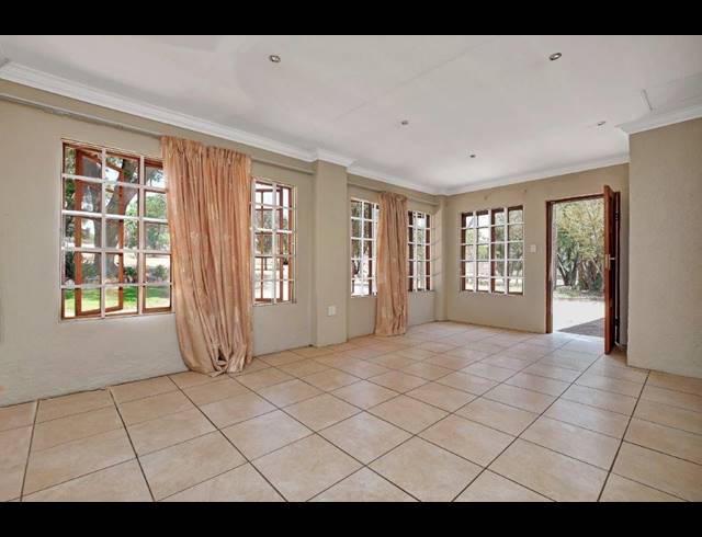 3 BEDROOM EQUESTRIAN PROPERTY TO LET IN CHARTWELL